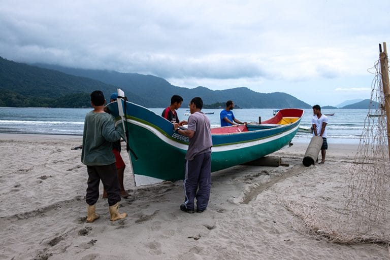 descendo a canoa na praia de Castelhanos