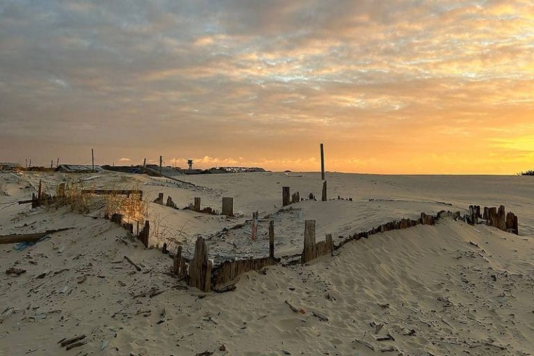 duna invade construções em Cidreiras, RS