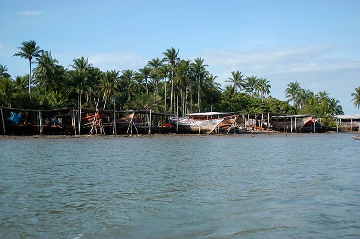 Estaleiro tradicional em Cajaíba do Sul, BA.