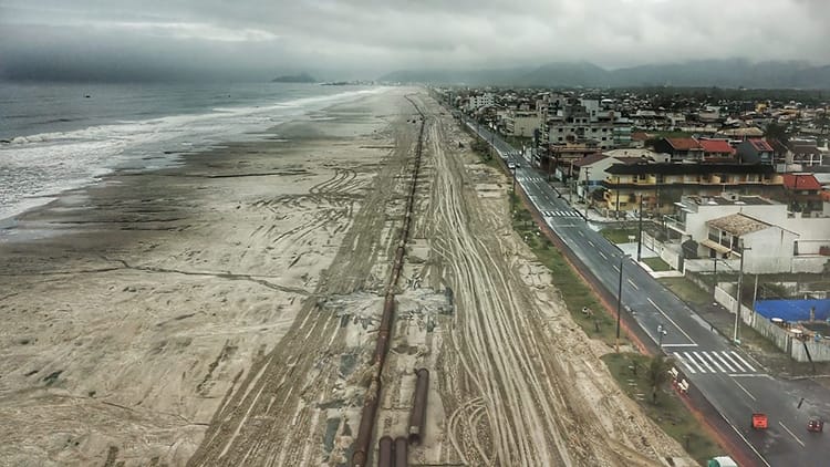 Praia Brava de Matinhos (PR) sendo agredida