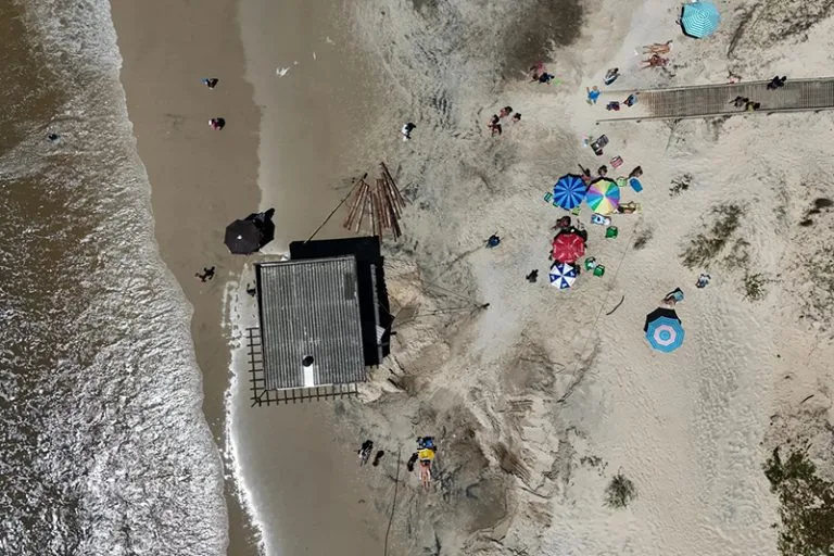 Quiosque avança para o mar 