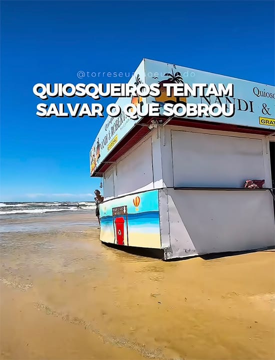 Ressaca destrói em Torres, RS