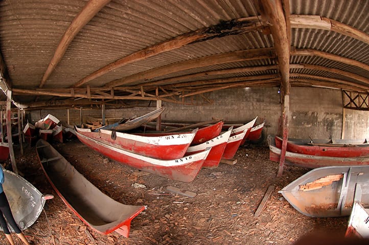 depósito de canoas de pau em antiga salga em Iguape .