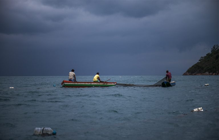 caiçaras de Paraty pescando 