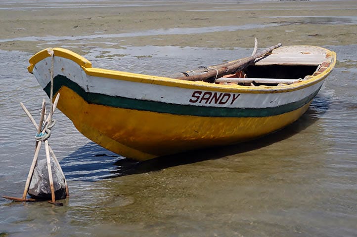 Canoa de risco em Cajueiro da Praia, PI.