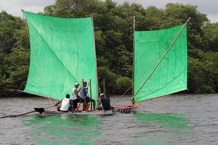 canoa do rio São Francisco com dois panos.