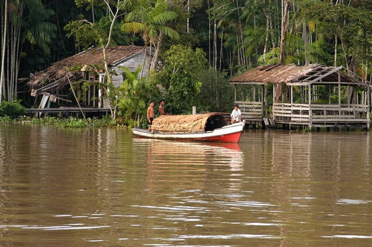 canoa com tolda no Furo dos Macacos, Pará