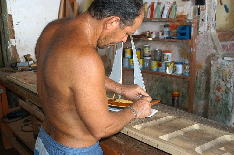modelista baiano construindo uma canoa