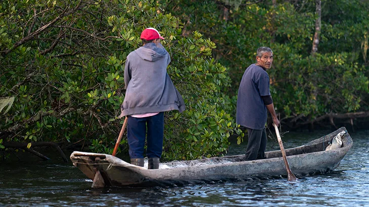 canoa caiçara no lagamar