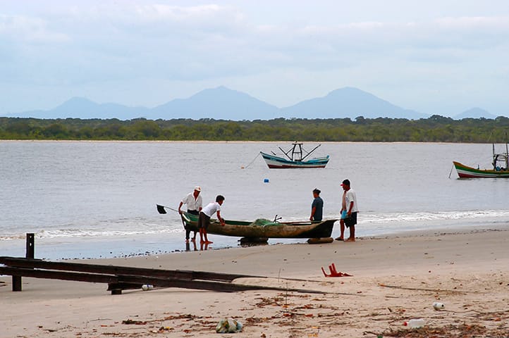 Canoa de pau em Superagui, PR