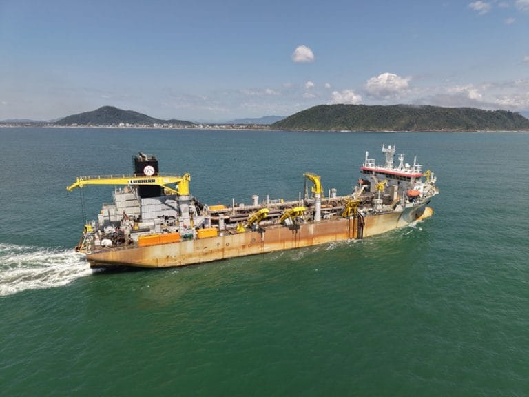 Navio de dragagem da baía de Babitonga 