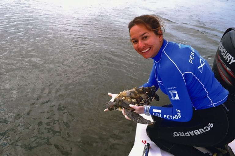 Pesquisadora Camila Domit, da UFPR