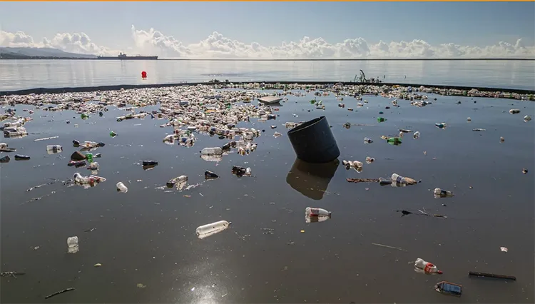 poluição plástica em rios 