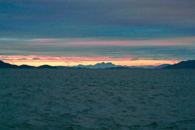 A Serra do Mar vista da Babitonga 