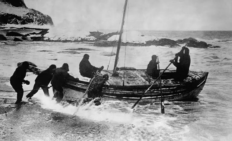 Shackleton saindo da ilha Elephant no James Caird.