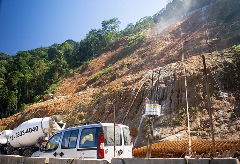 área desbarrancada pelas chuvas em Ubatuba