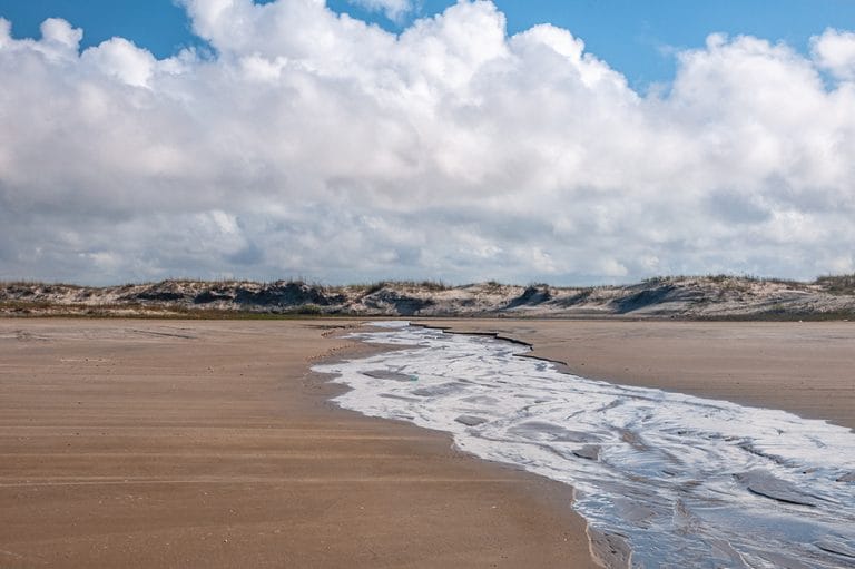 arroio em praia do Rio Grande do Sul.