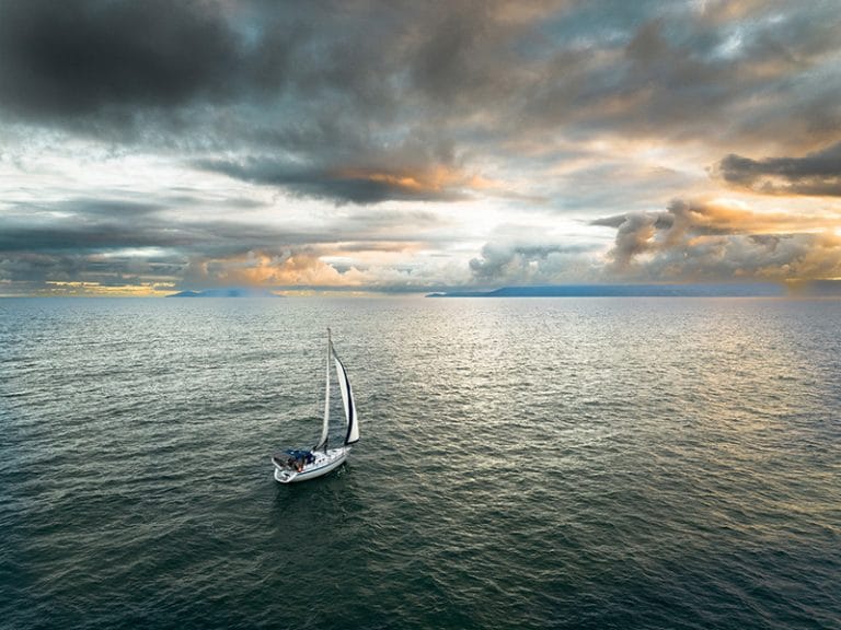 imagem de veleiro navegando