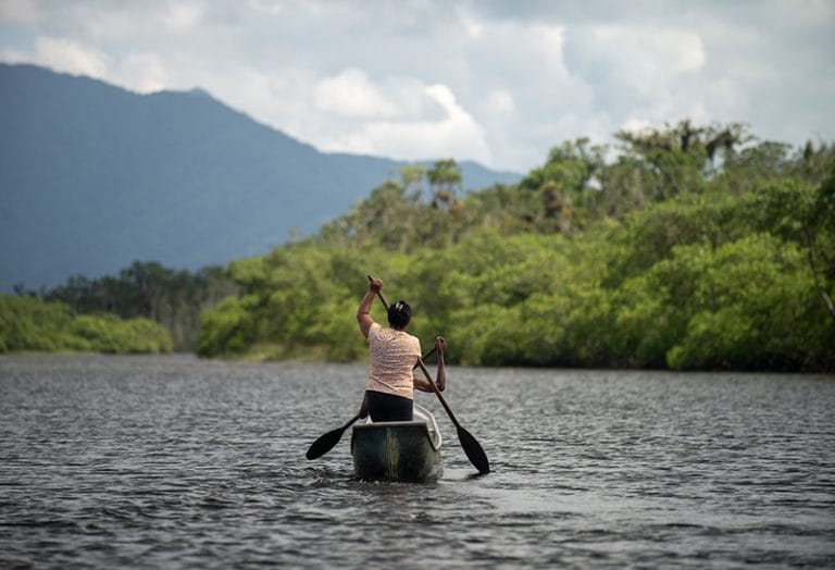 Remadores em canoa de pau no Lagamar