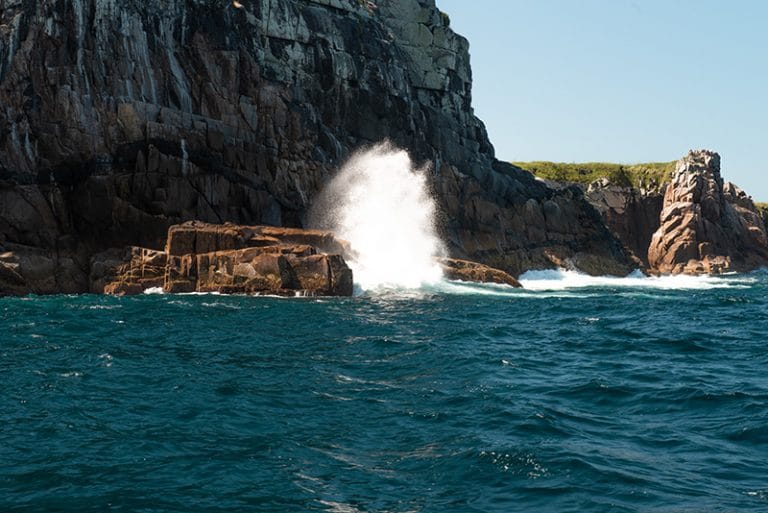 Costão rochoso e onda 