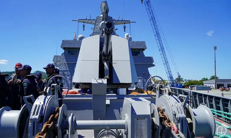 Um dos canhões localizados na proa da Fragata Tamandaré 