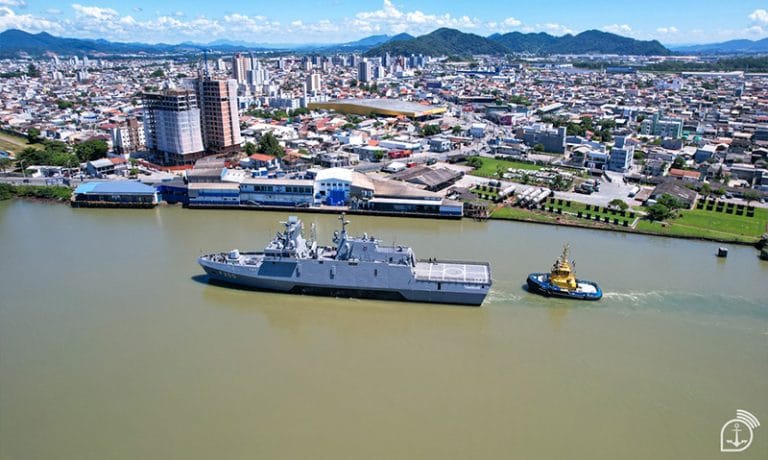 Fragata Tamandaré navegando no Rio Itajaí-Açu.
