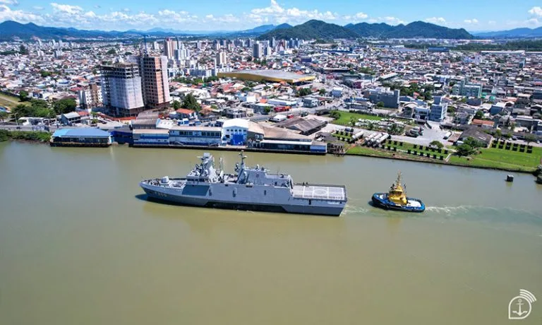 Fragata Tamandaré navegando no Rio Itajaí-Açu.
