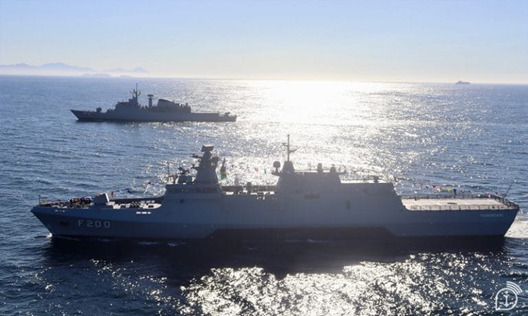 Fragata Tamandaré foi recebida pela “Defensora” na Baía de Guanabara