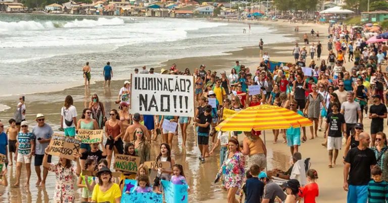 Protesto contra iluminação na praia Central, Garopaba