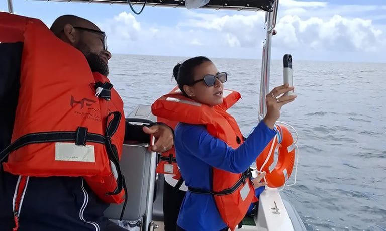 ICMBio coleta água para análise de DNA ambiental da vida marinha no sul da Bahia.
