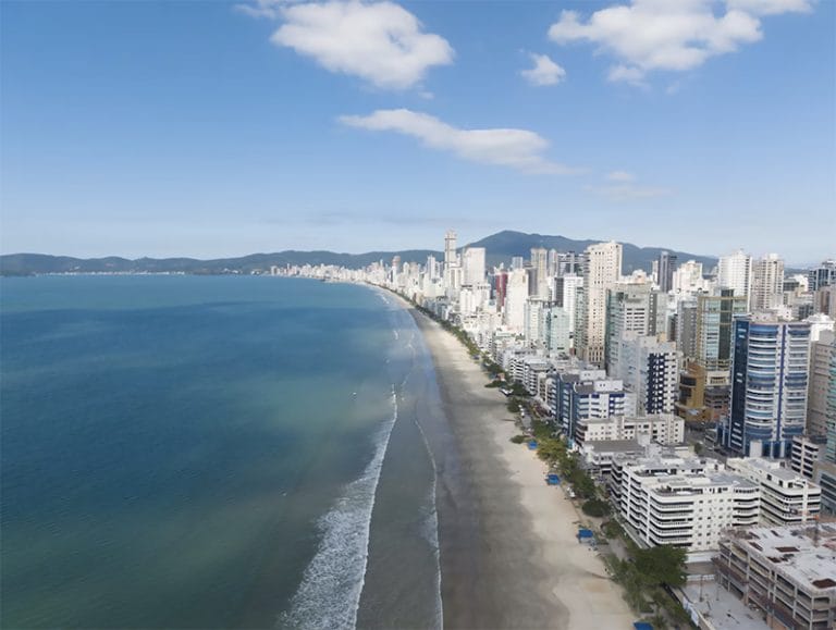 Imagem de Itapema publicada pelo Estadão na matéria Itapema vai alargar a orla da praia para ter o metro quadrado mais caro do Brasil