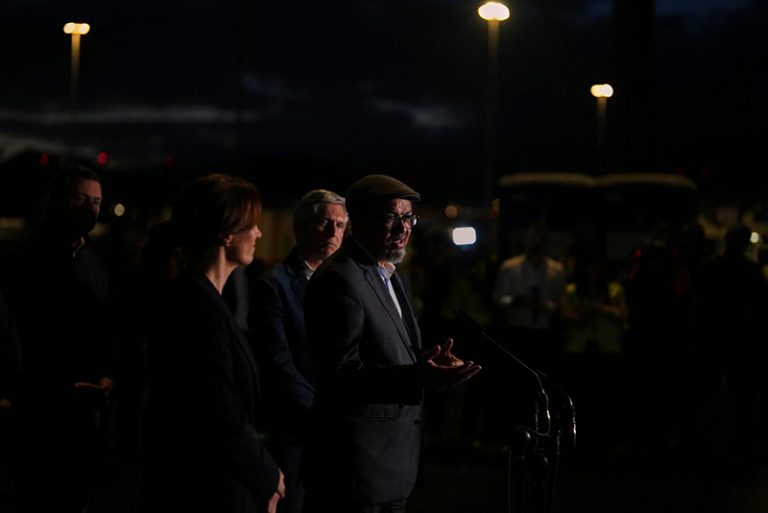 Tedros Adhanon, recebe passageiros do cruzeiro Hondius.