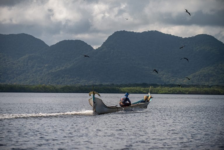 Caiçara em uma canoa de bordadura no Lagamar