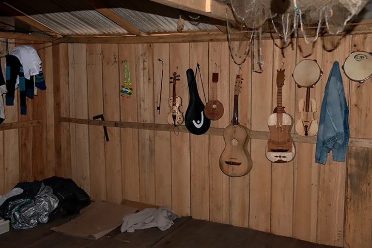Casa de caiçara com instrumentos do fandango