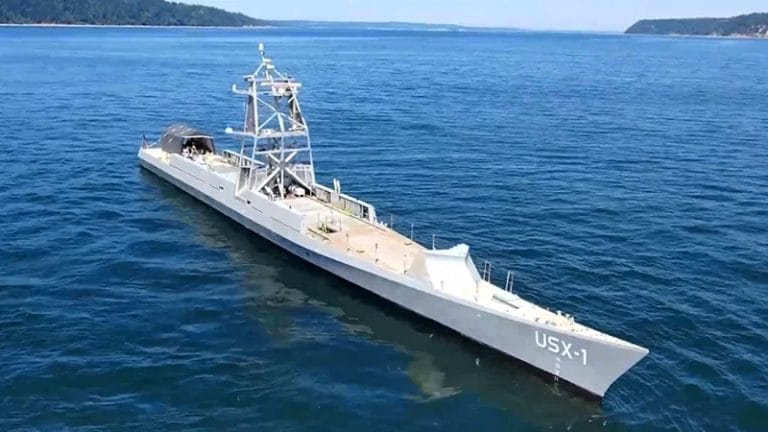 navio autônomo norte-americano USX-1-Defiant.