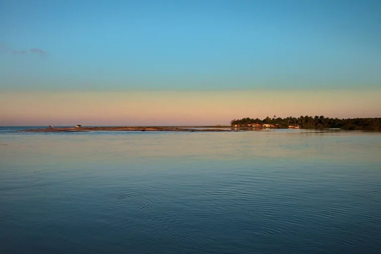 Vila de pescadores às margens do rio Corumbau.