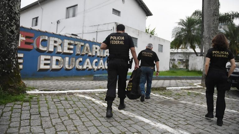 Polícia Federal na Secretaria de Educação em Ubatuba 