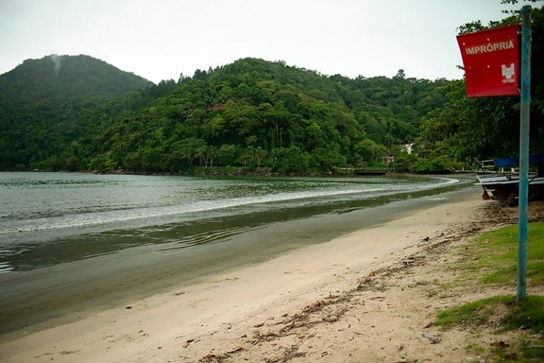 Praia de Itaguá, Ubatuba, sempre imprópria para banho 