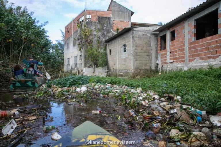Rio Tavares poluído em Ubatuba 