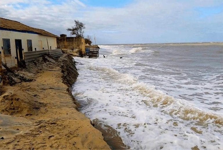 erosão no litoral fluminense