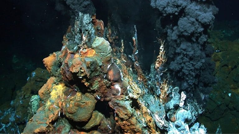 Fonte hidrotermal onde pesquisadores do Japão encontraram ouro no fundo do mar