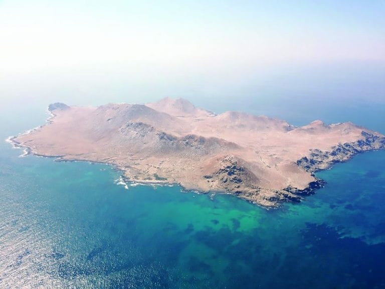 Uma das ilhas da reserva marinha das ilhas Al Hallaniyat.