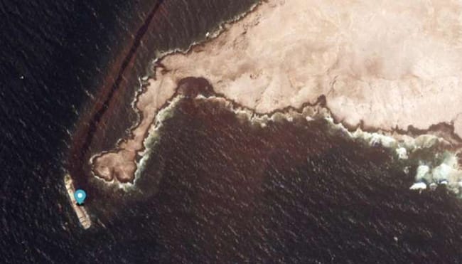 Imagem aérea do derramamento de óleo na reserva marinha em Omã.