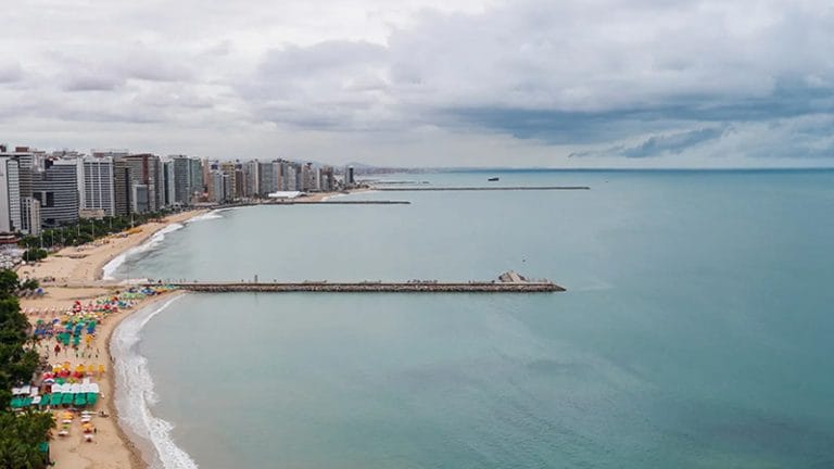 Espigões na orla de Fortaleza 
