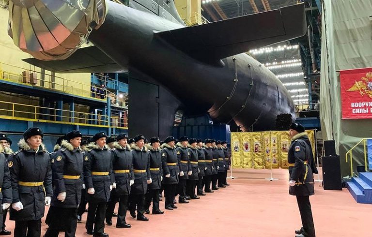 marinheiros e o submarino nuclear Khabarovsk 