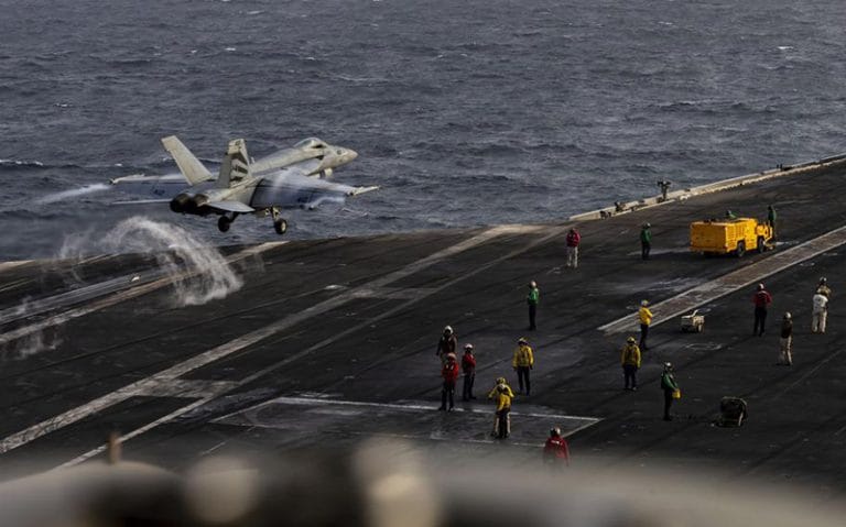 Avião caça levanta voo a bordo do USS Abraham Lincoln.