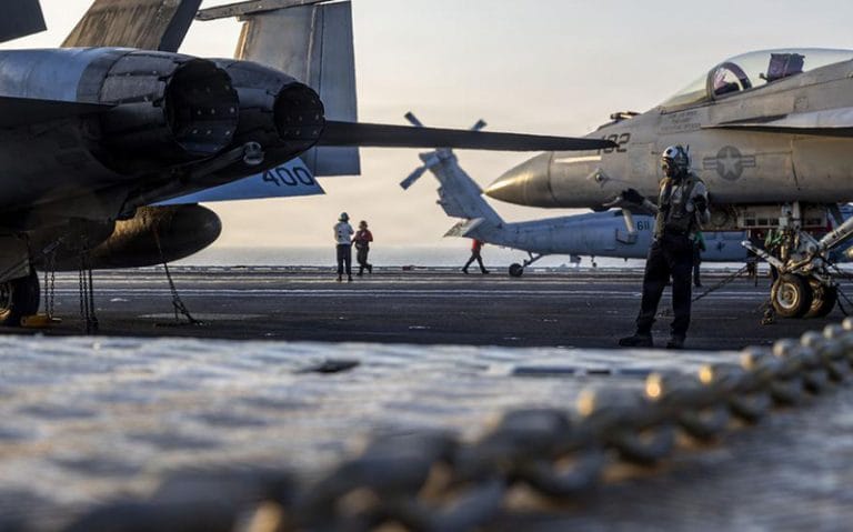 Aviões no convés do USS Abraham Lincoln 