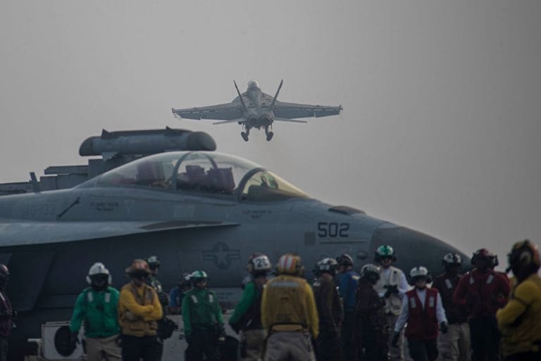 Caça Super Hornet levanta voo 