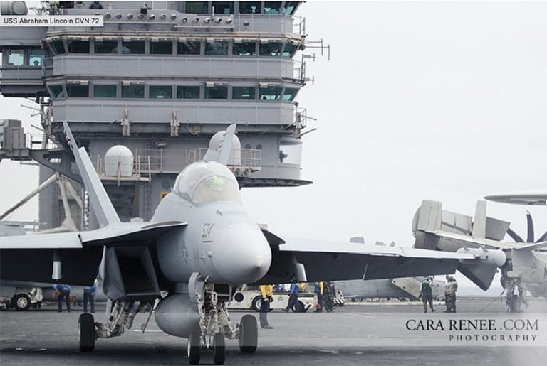 Caças no convés do USS Abraham Lincoln