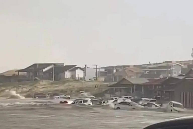 Carros boiando em Laguna 
